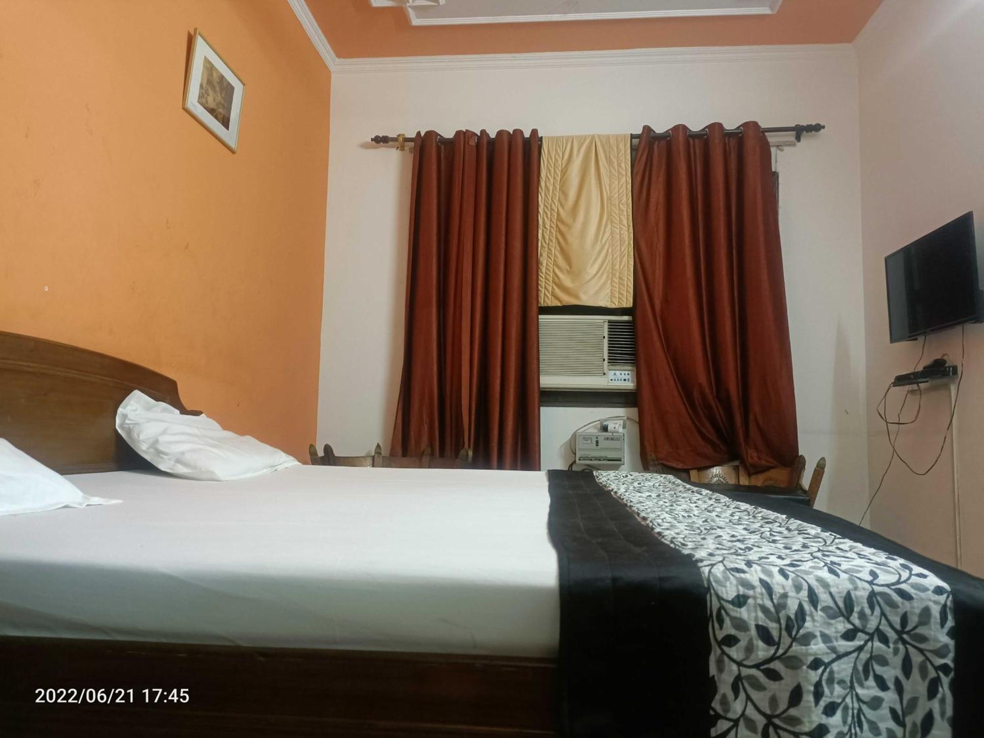 Oyo Metro View Residency Near Snow World Hotel Noida Ngoại thất bức ảnh